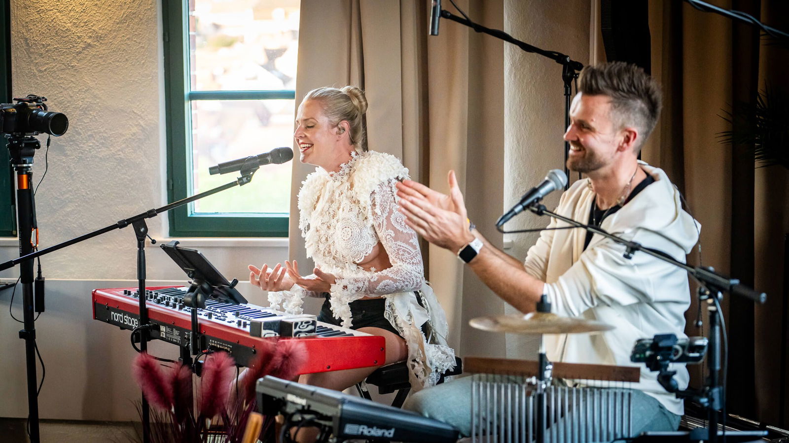 SISKA & Yannick playing for the audience