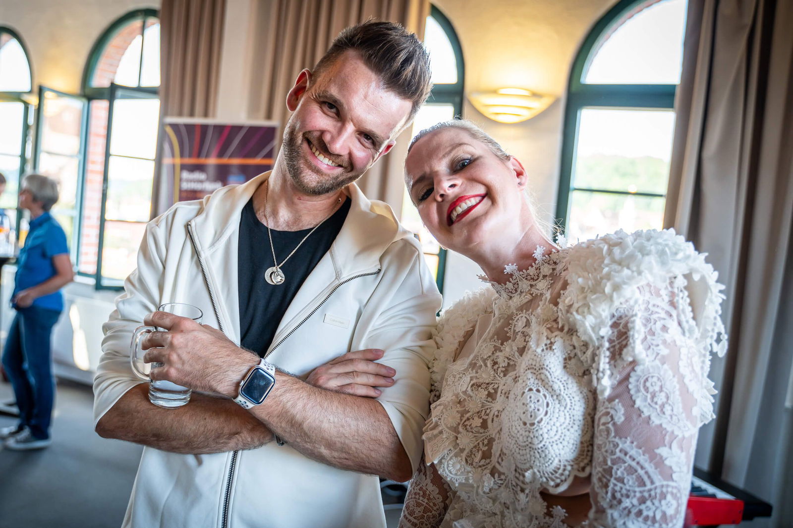 SISKA and Yannick smiling into the camera